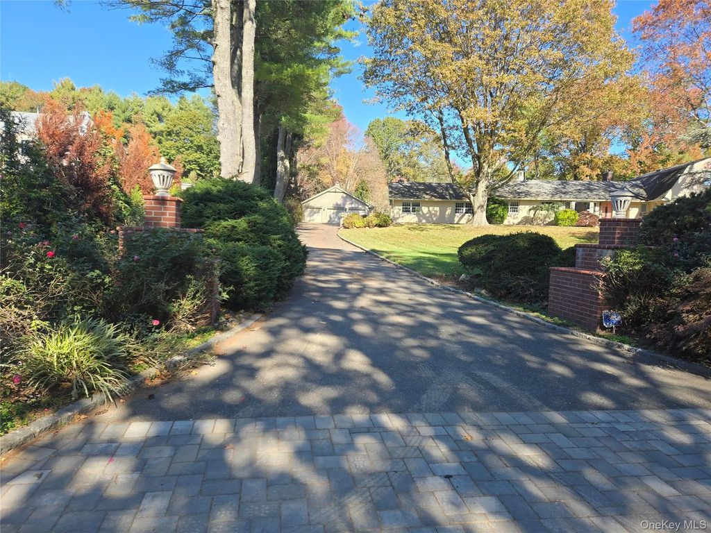 24 Rolling Hill Road, Old Westbury