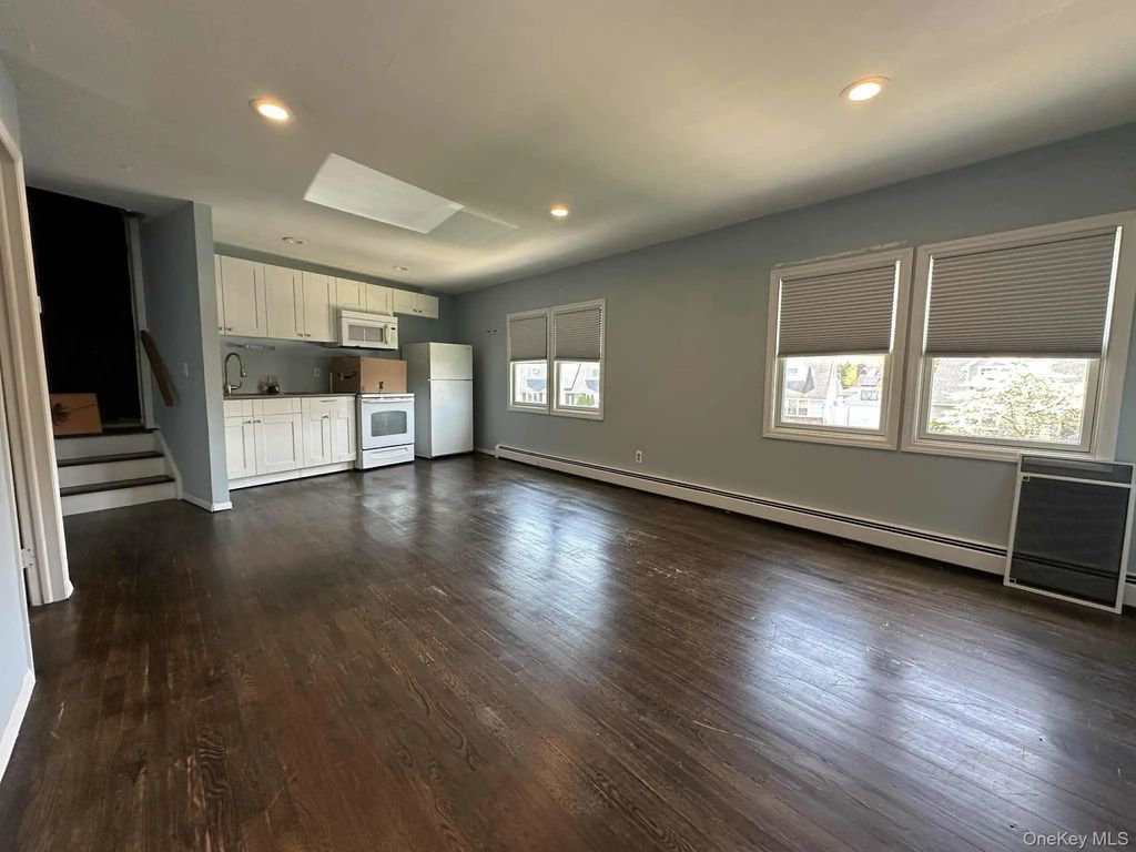 287 Peters Avenue Upper, East Meadow