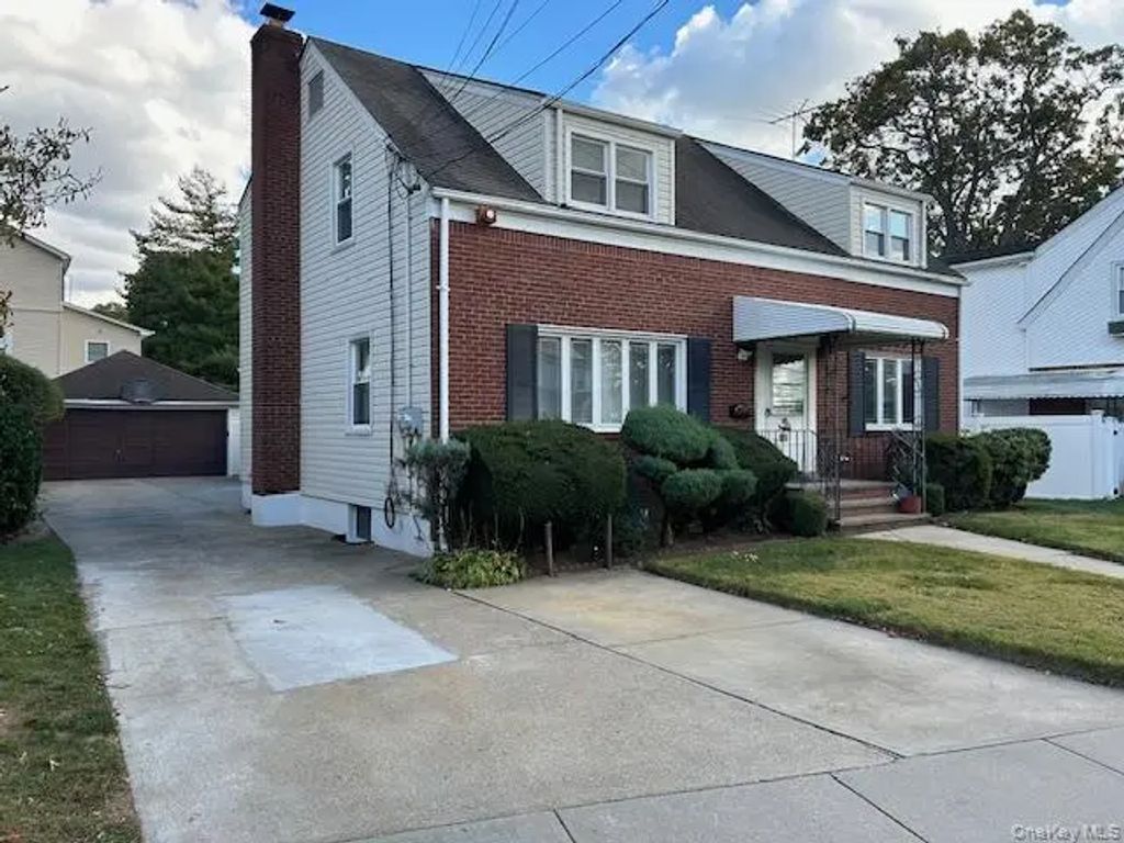 185 Emerson Place A, Valley Stream