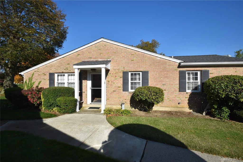 44 Harbor Road N, Amityville