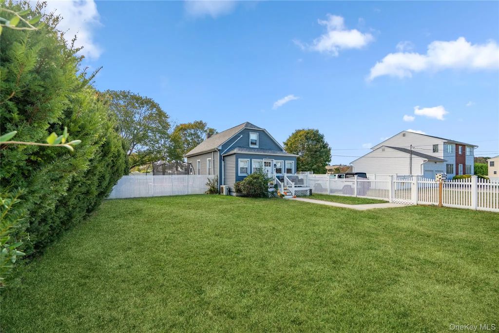 48 Farmers Avenue, Lindenhurst