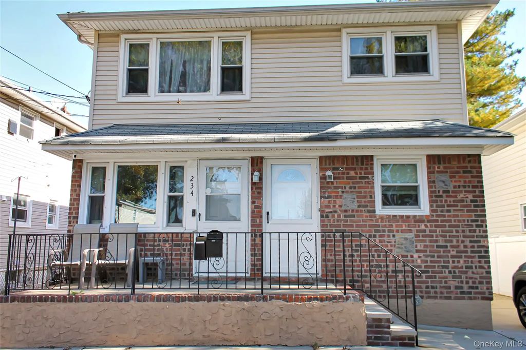 234 Nassau Boulevard, Garden City South