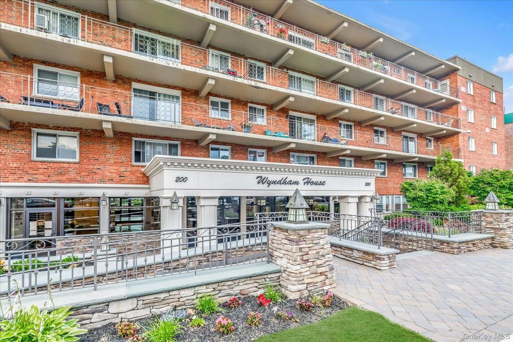 200 Atlantic 321, Lynbrook
