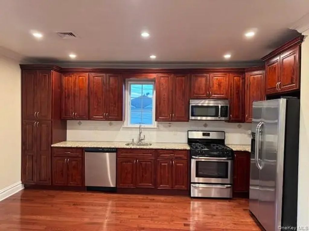 65 Cottage Place, Mineola