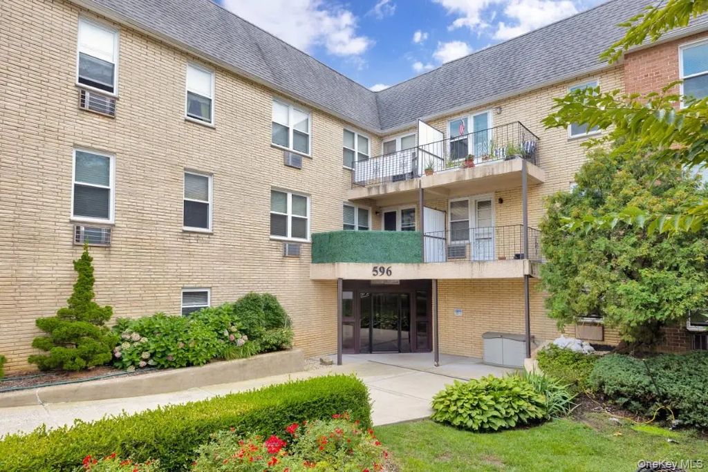 596 Broadway 14b, Lynbrook