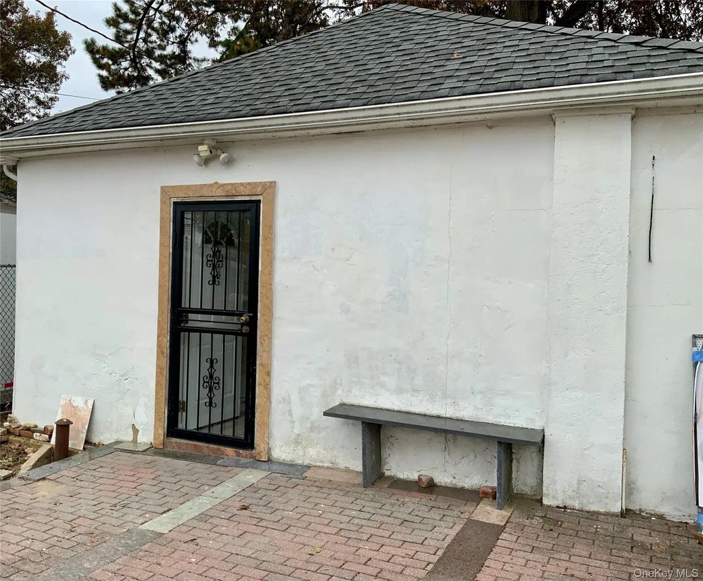 76 Garden City Avenue, Wyandanch