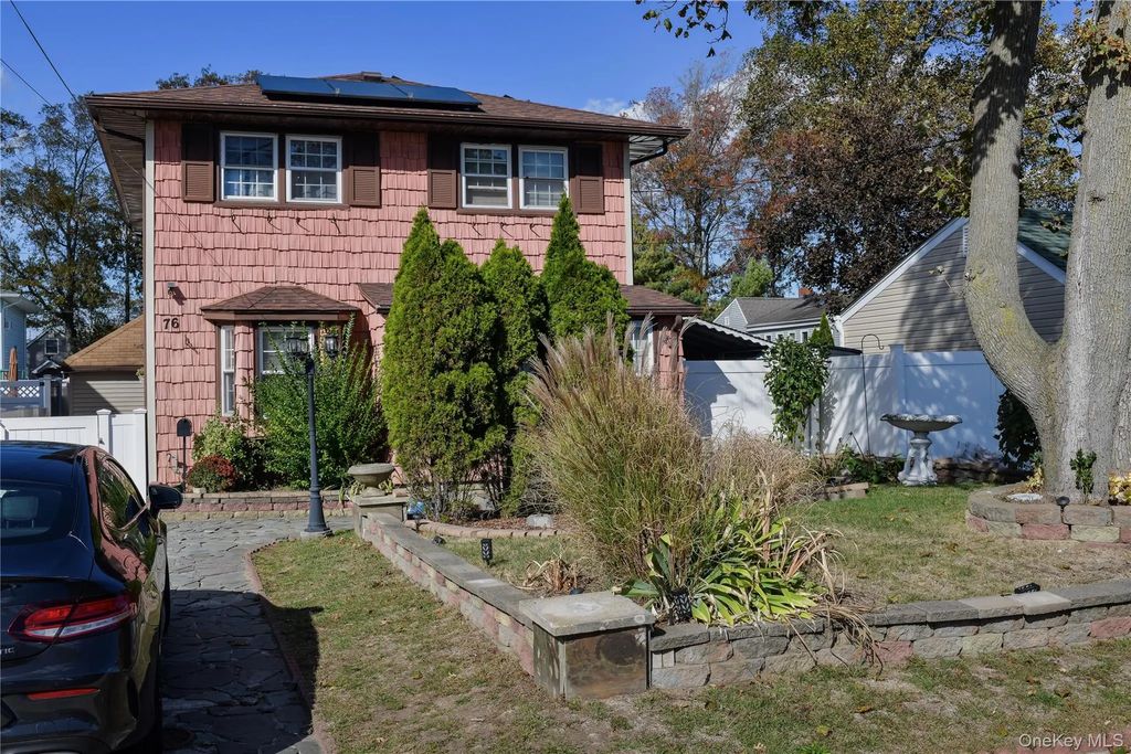 76 E Hollywood Avenue, Lindenhurst