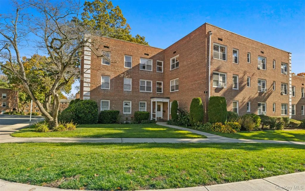 2 Edwards Street 3d, Roslyn Heights