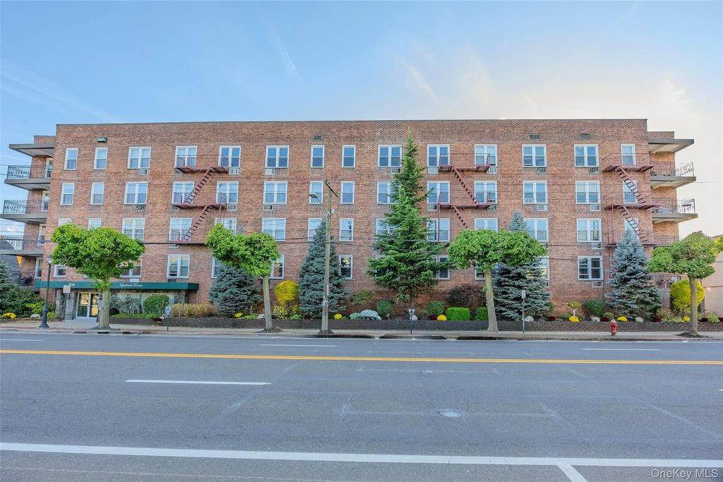 504 Merrick Road 4e, Lynbrook