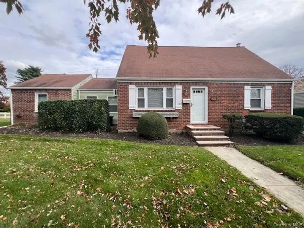 432 Herricks Rd, Mineola