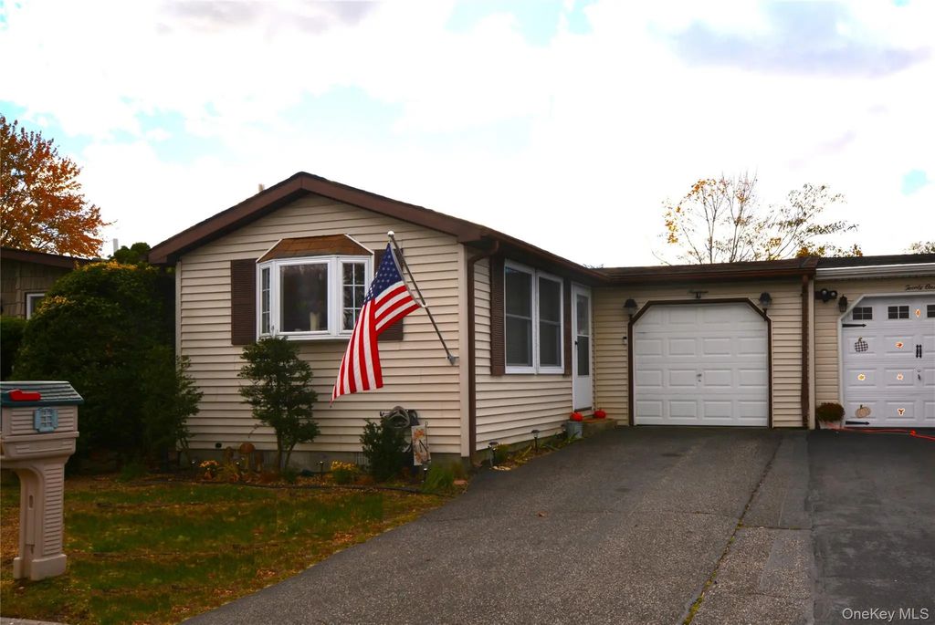19 Dogwood Lane, Manorville