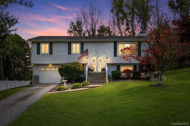 105 Shaker Court N, New Windsor