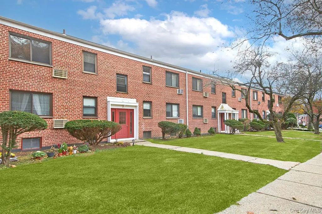 4 Lawrence Drive # C, White Plains