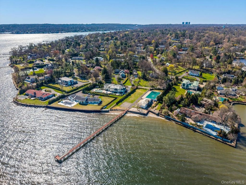 33 Harbour Road, Great Neck