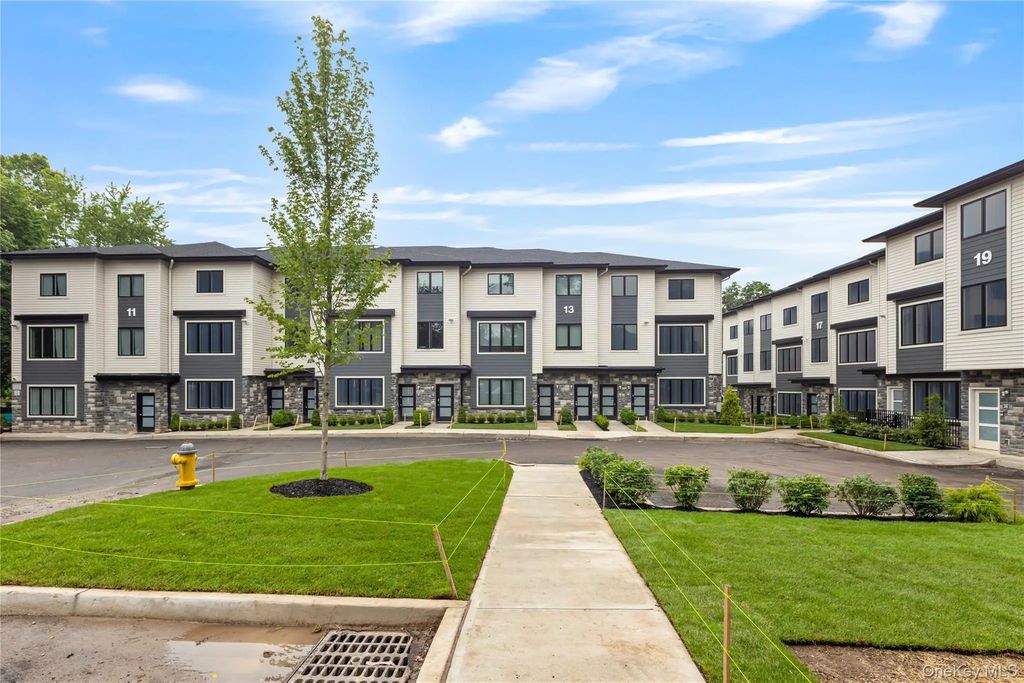 17 Lazer Court # 202, Spring Valley