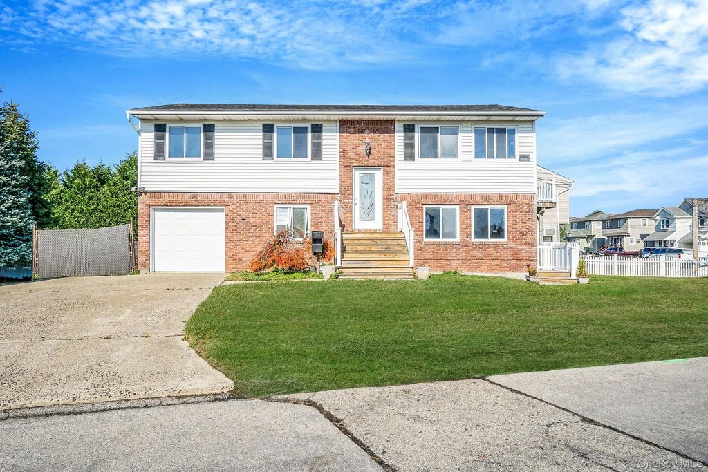 4 Bay Place, Lindenhurst