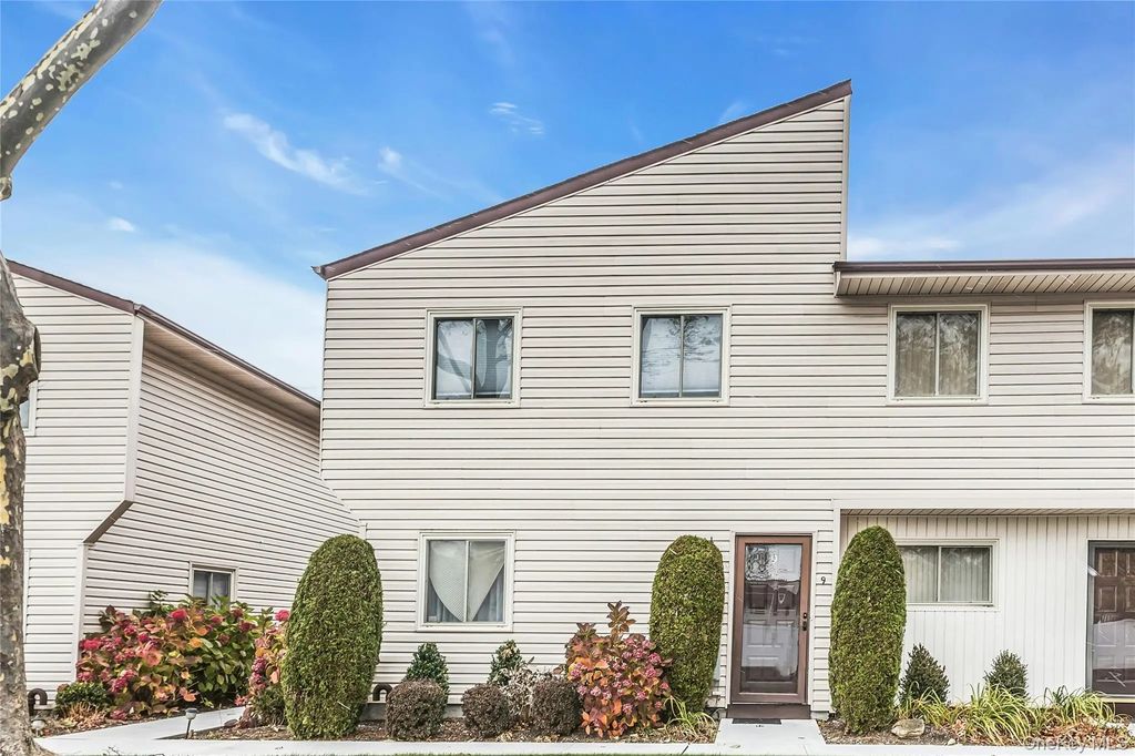 650 Newbridge Road 9, East Meadow