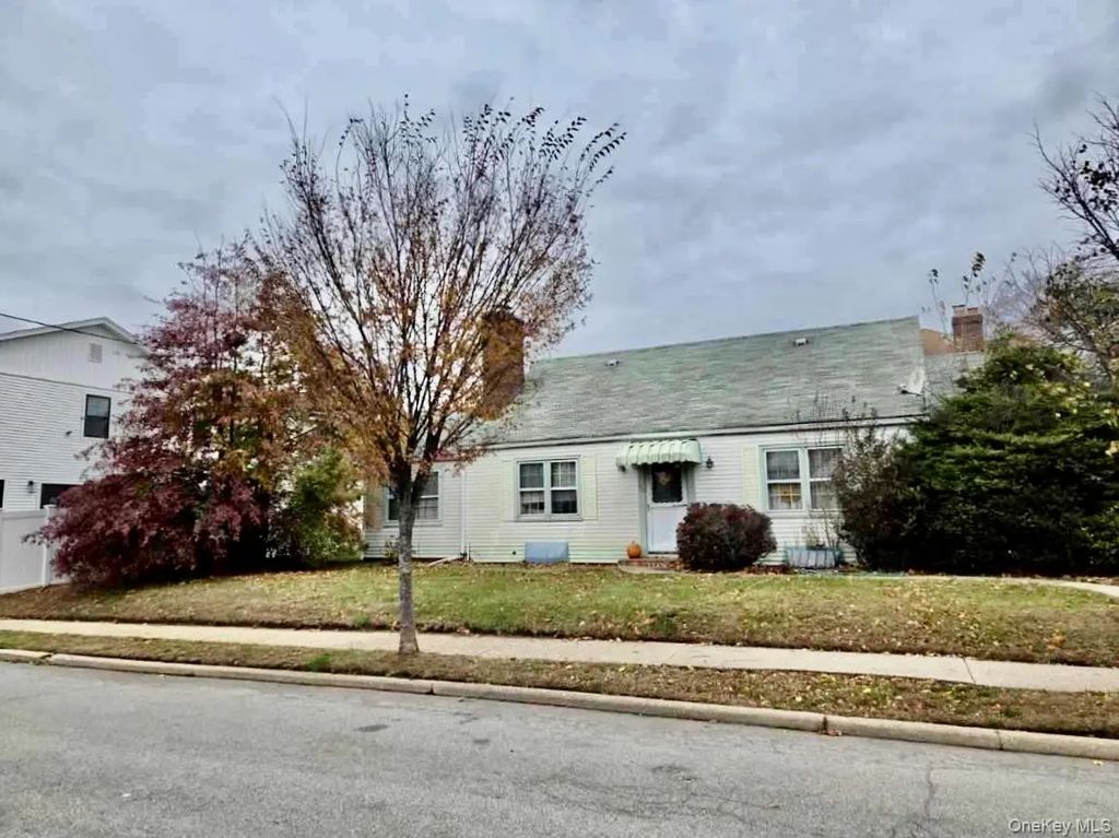 372 Jackson Avenue, Mineola