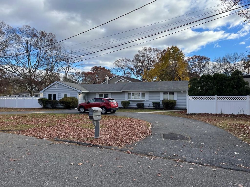 10 Pine Street N, Lake Grove