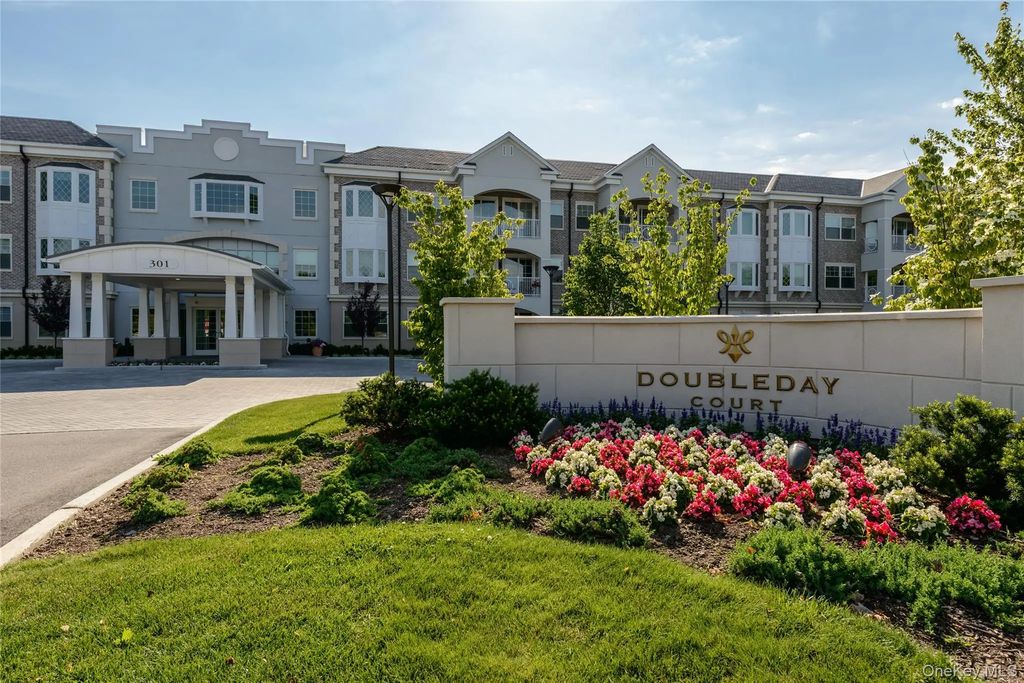 301 Franklin Avenue 114, Garden City