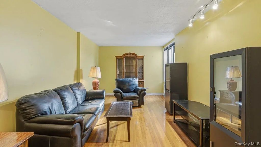 83-35 139 Street # 1d, Briarwood
