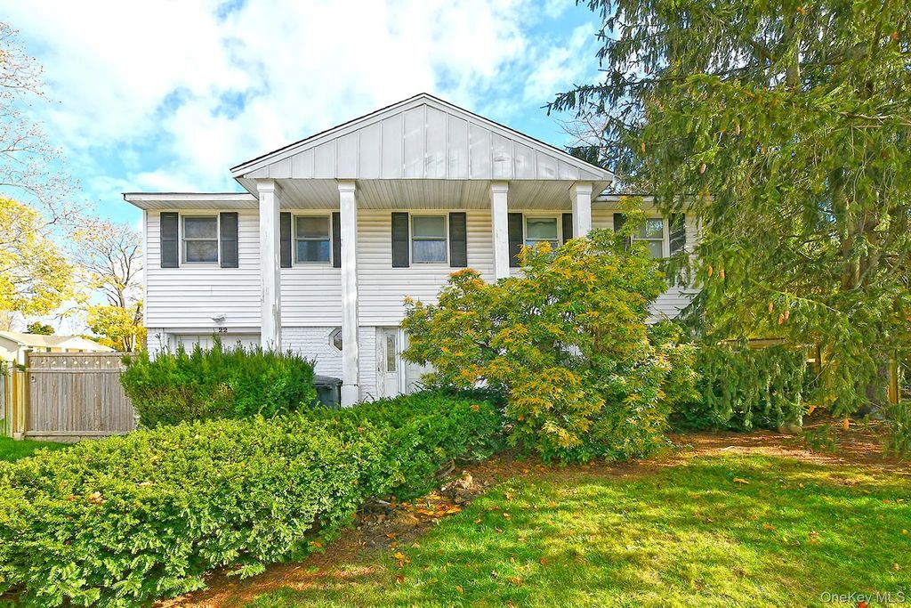 22 Suttonwood Drive, Commack
