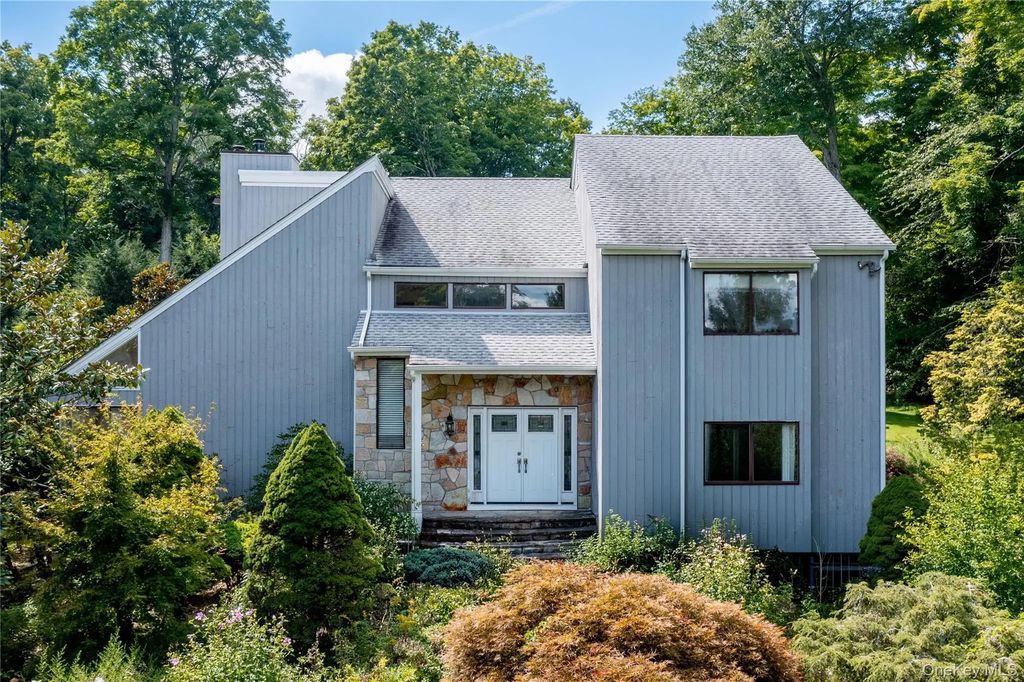 8 Cobbling Rock Drive, Katonah