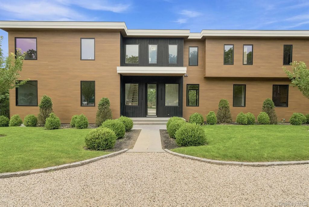 207 Middle Line Highway, Southampton