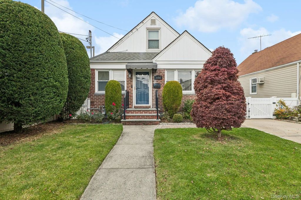 466 Jefferson Place, Mineola