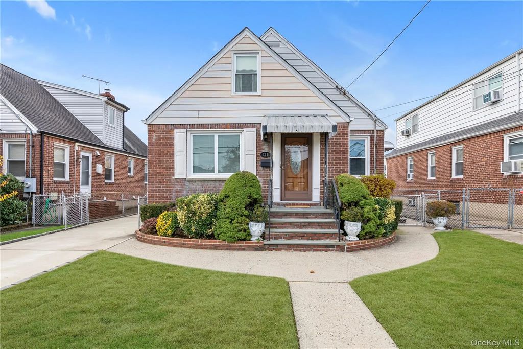215 Sheridan Boulevard, Mineola