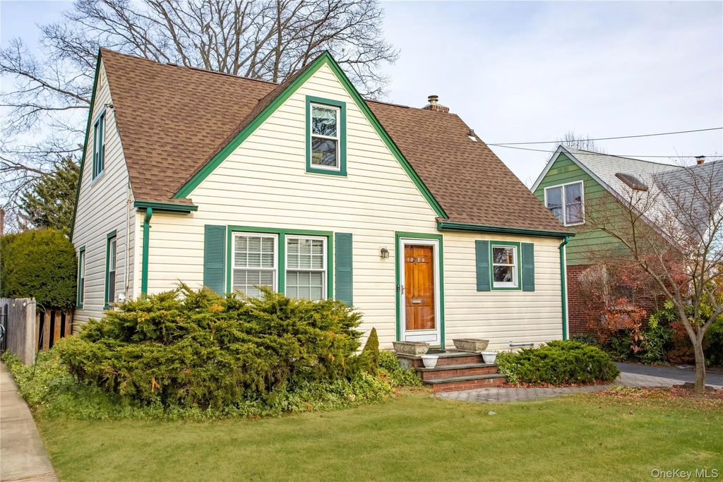 1020 Polk Avenue, Franklin Square