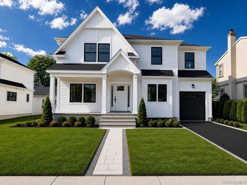 170 San Juan Avenue, Albertson