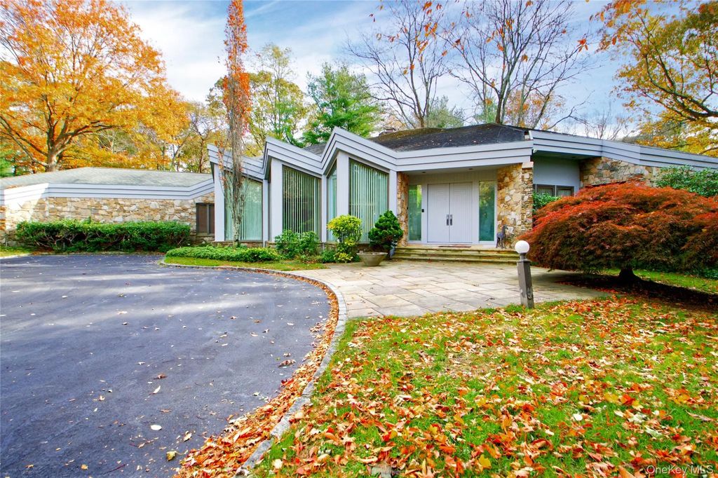 7 Pin Oak Court, Old Brookville