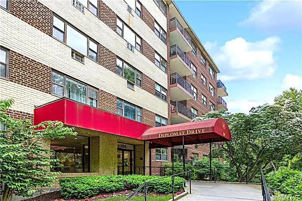 100 Diplomat Drive # 8j, Mount Kisco