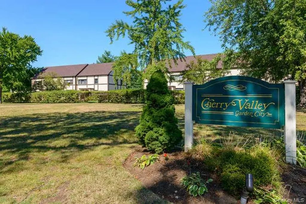 127 Fifteenth Street E2, Garden City