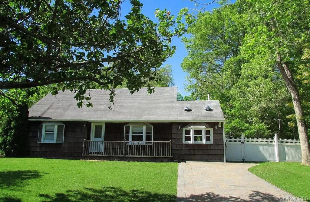49 Highview Lane, Ridge