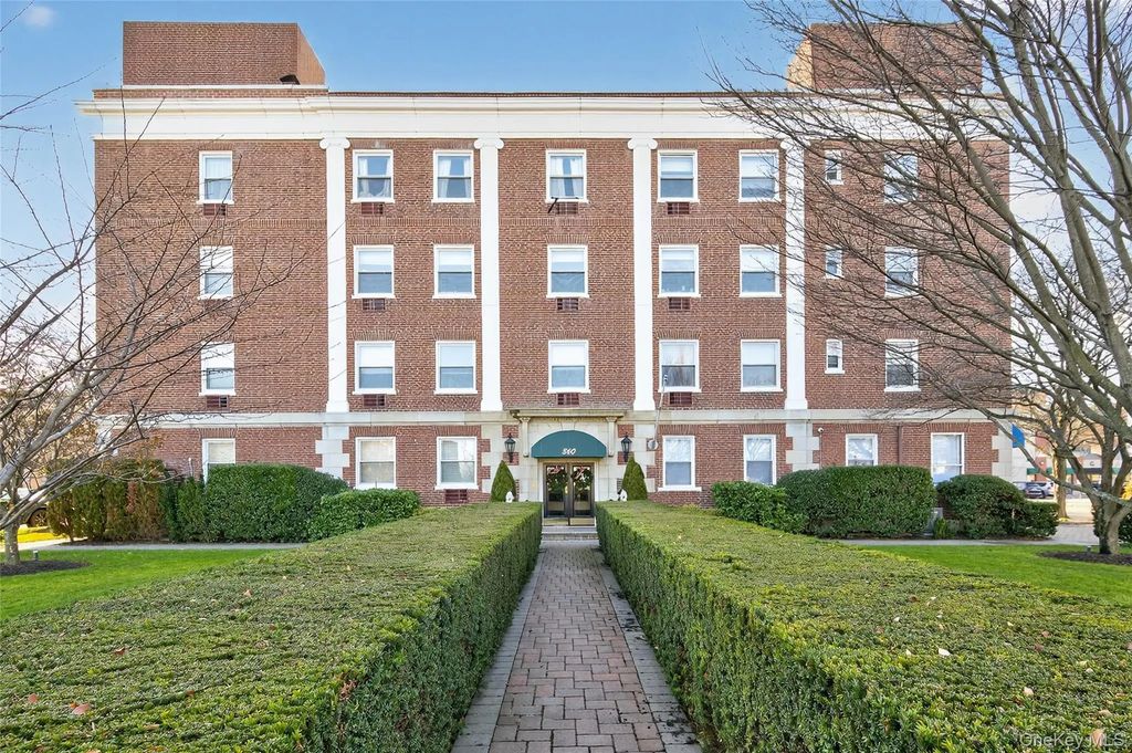 360 Stewart Avenue 3f, Garden City