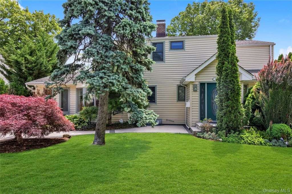 16 Deepdale Parkway, Roslyn Heights