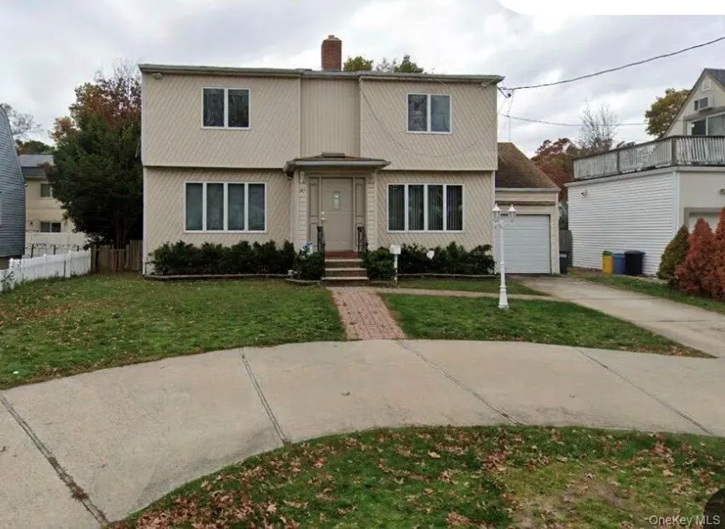 41 Avon Road, Hewlett