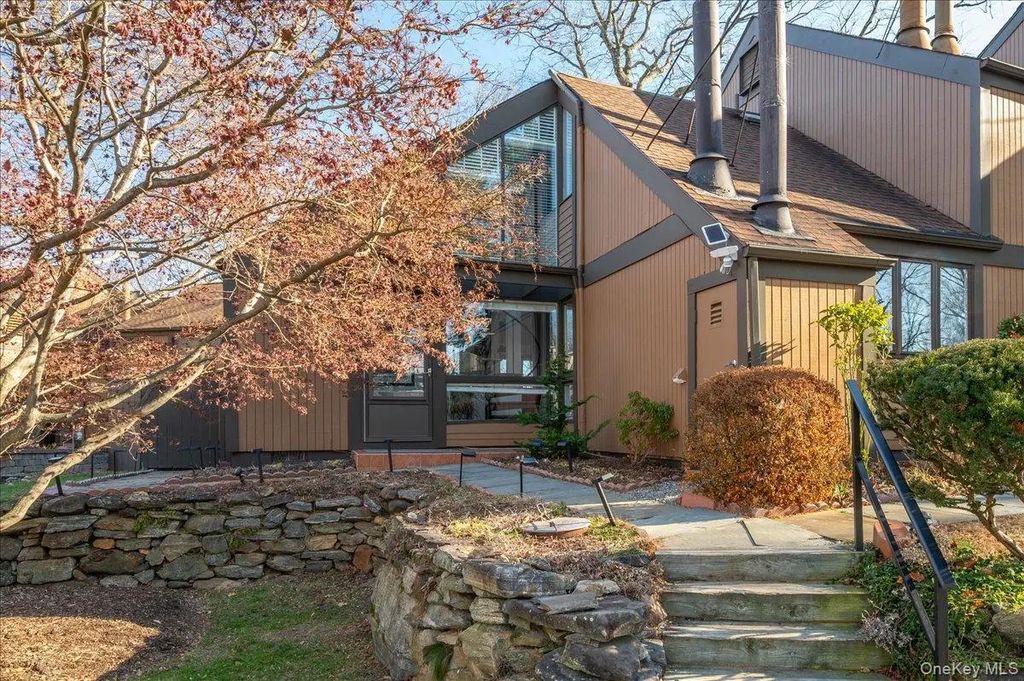 110 Round Hill Road, Dobbs Ferry