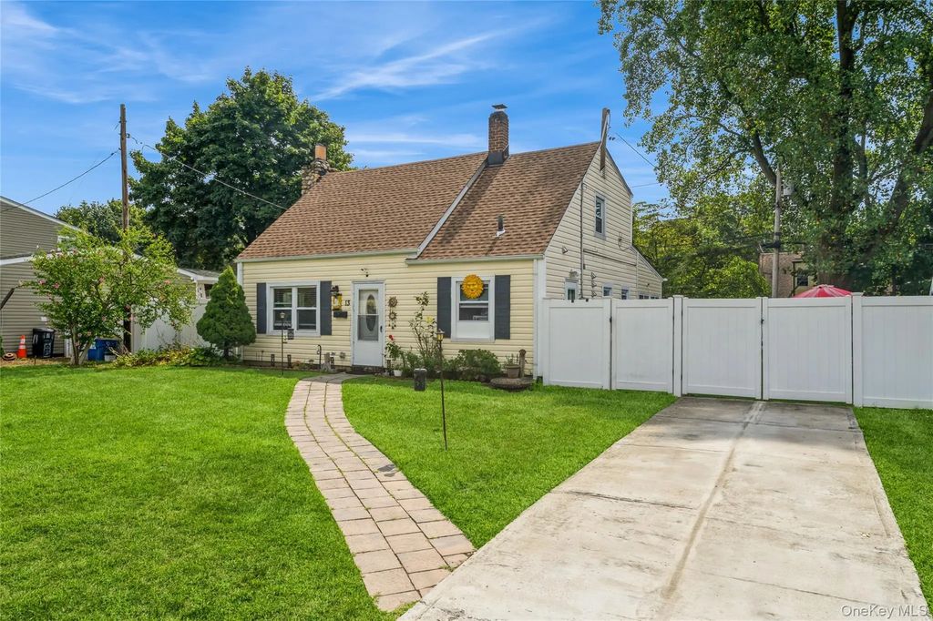 13 Floral Lane, Westbury