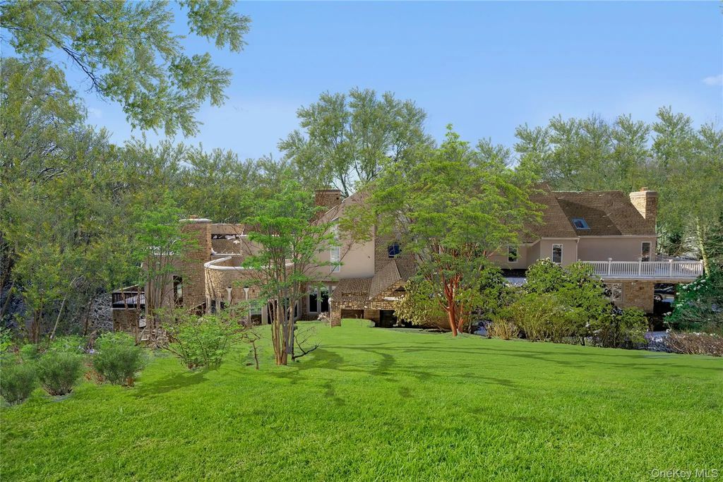 301 Oakley Court, Mill Neck