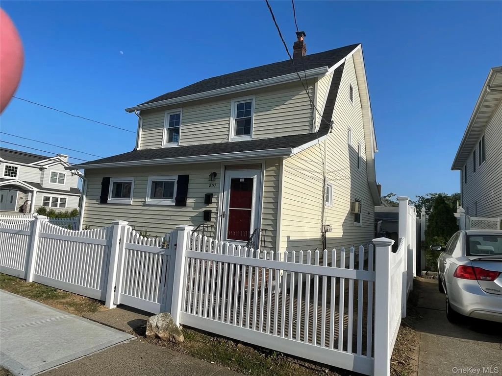 857 Garfield Street 2nd Fl, Franklin Square