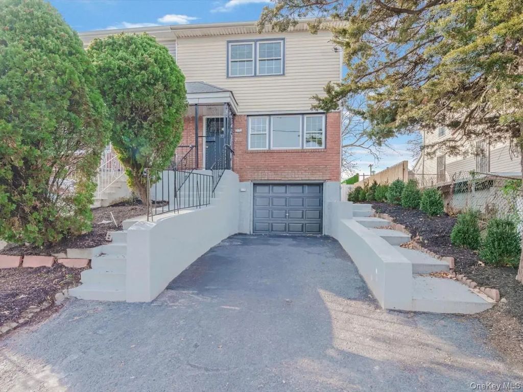 10514 Van Wyck Expressway, Richmond Hill S.