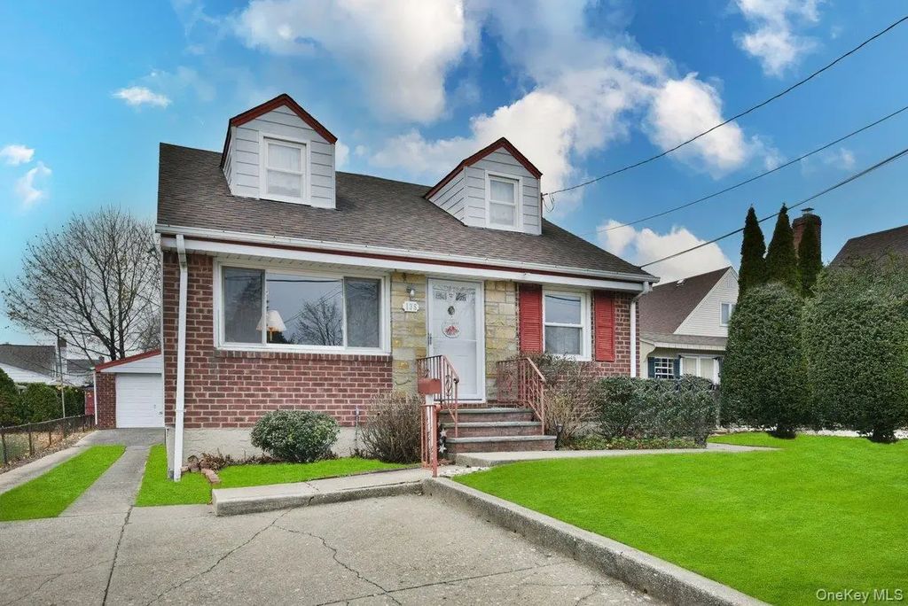 135 Barwick Boulevard, Mineola