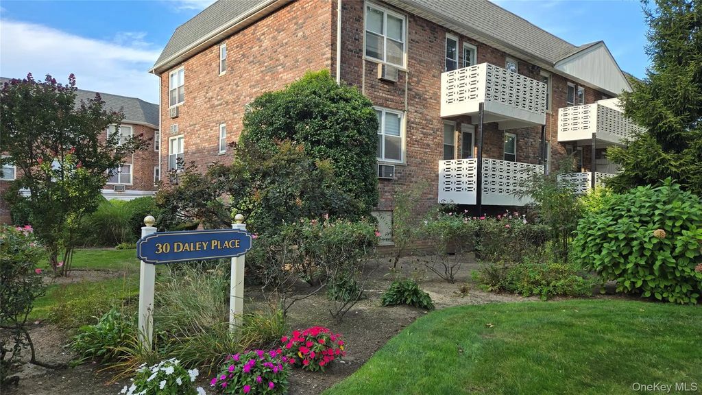30 Daley Place 146, Lynbrook