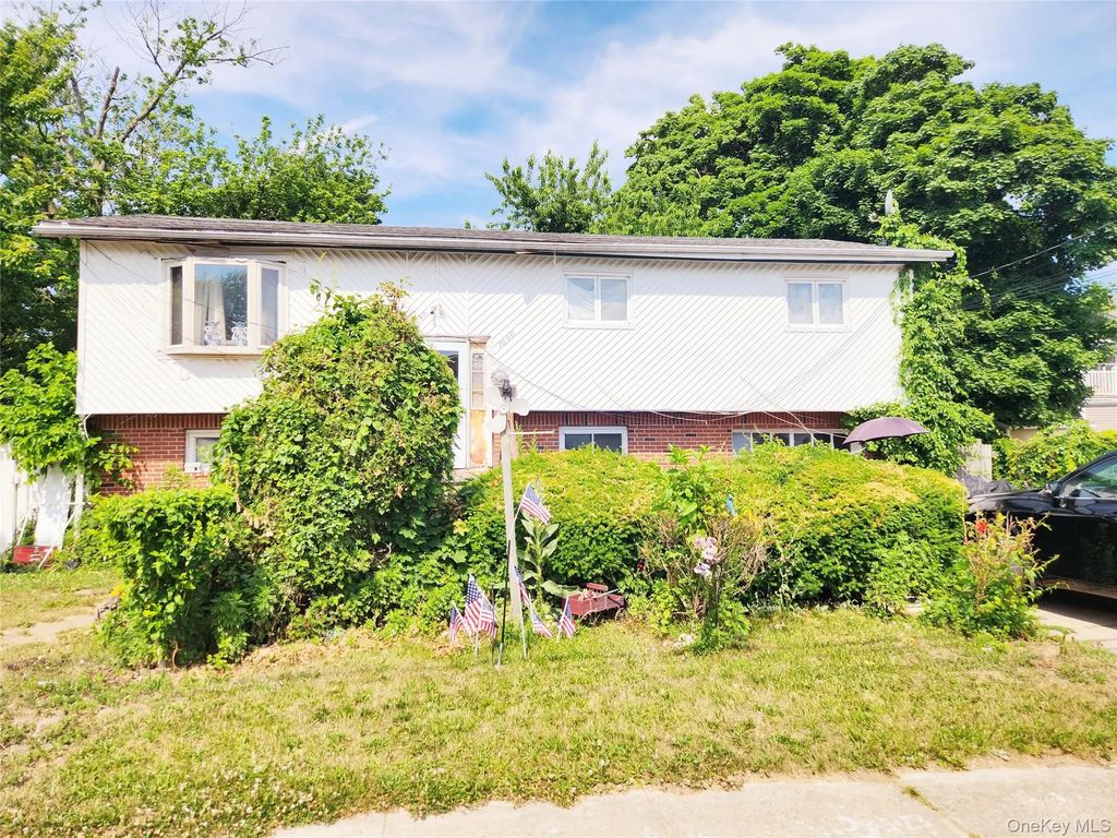 1090 Pinebrook, West Hempstead