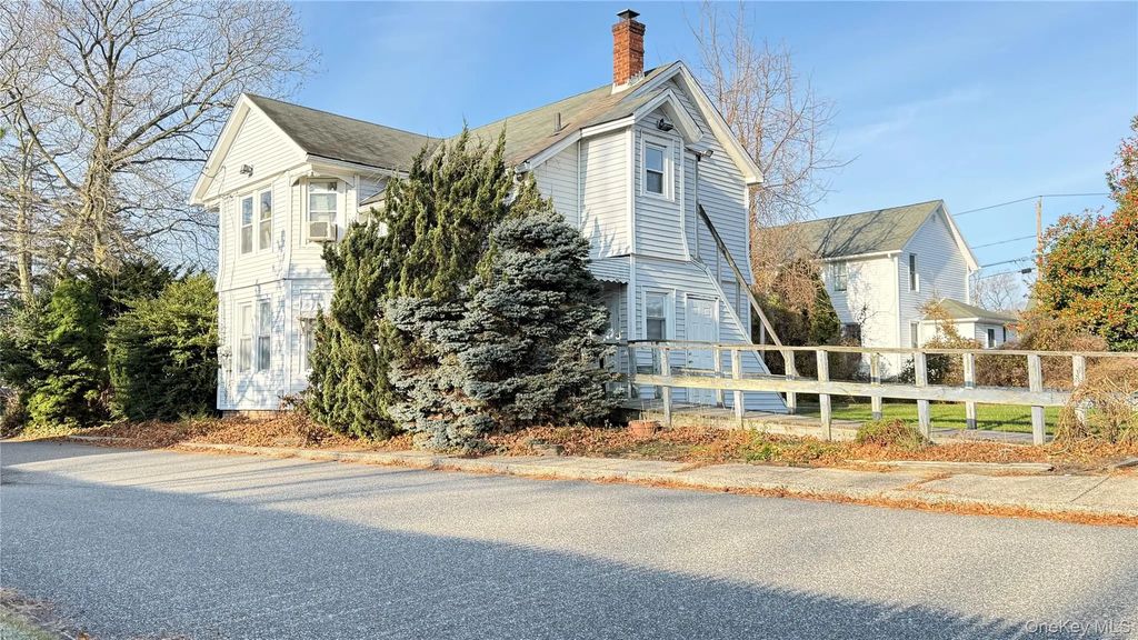 982 Roanoke Avenue, Riverhead