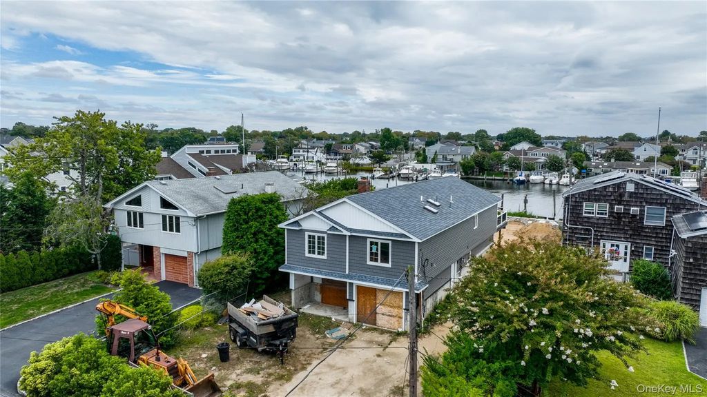750 Shore Walk, Lindenhurst