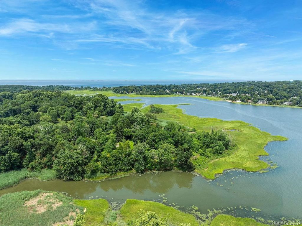 31 Factory Pond Road, Locust Valley